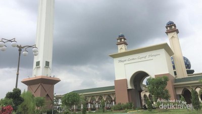 Akhir Pekan Saat Ramadan, Wisata Religi ke Masjid Megah di Siak