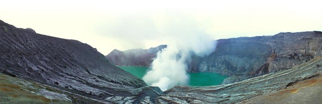 Api Biru Ajaib di Kawah Ijen