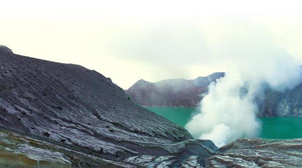 Api Biru Ajaib di Kawah Ijen