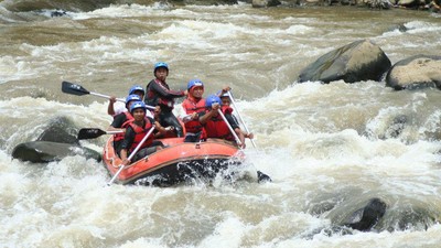 Arung Jeram di Sungai Serayu Jateng, Seru!