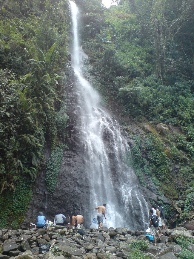 Asyiknya Lebaran Sambil Basah-basahan di Curug Cijalu, Subang