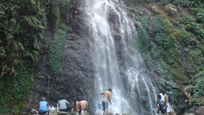 Asyiknya Lebaran Sambil Basah-basahan di Curug Cijalu, Subang