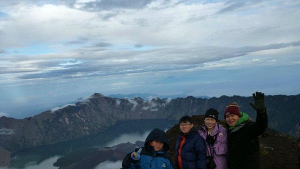 Asyiknya Mendaki Gunung Rinjani Bersama Keluarga