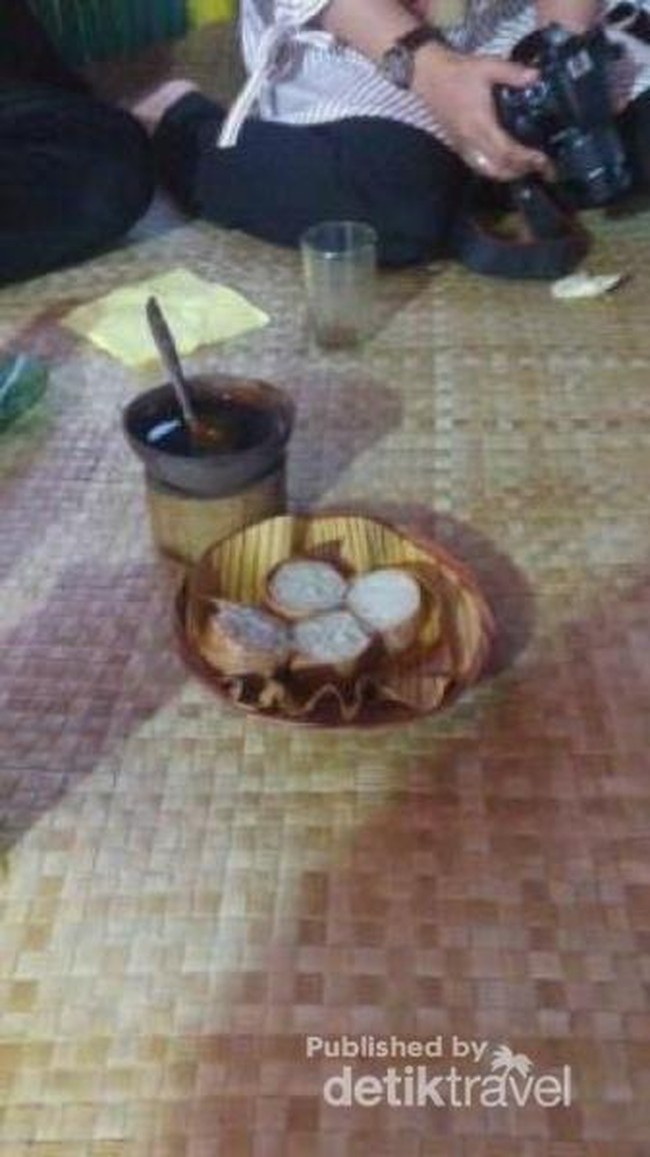 Awali Akhir Pekan Dengan Nikmatnya Kopi Kawa Daun & Lamang