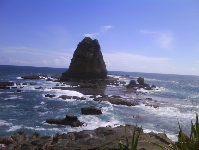 Batu-batu Karang di Pantai Papuma, Bikin Lupa Daratan