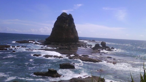 Batu-batu Karang di Pantai Papuma, Bikin Lupa Daratan
