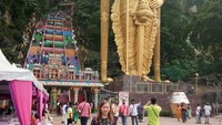 Berselfie di depan Patung Dewa Hindu