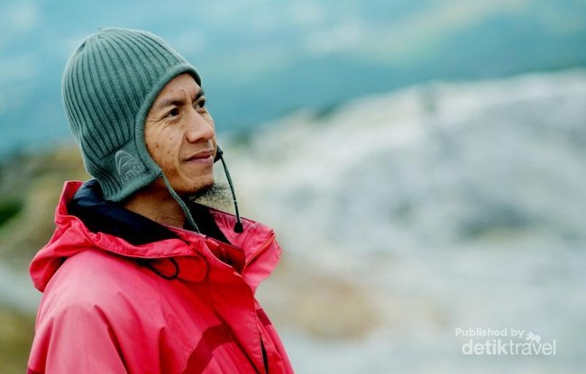Berbagai Macam Potret Seseorang Saat Melihat Gunung