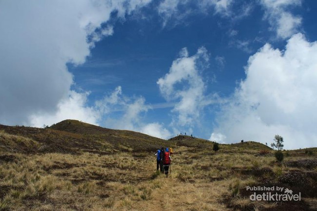 Berbagai Sisi Fotogenik Gunung Prau