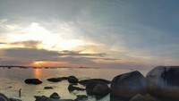 Matahari tenggelam di pantai Tanjung Kelayang