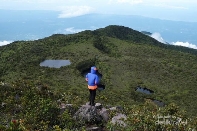 Bikin Kangen Mendaki, Gunung Ini Punya 13 Telaga di Puncaknya! Bikin Kangen Mendaki, Gunung Ini Punya 13 Telaga di Puncaknya!