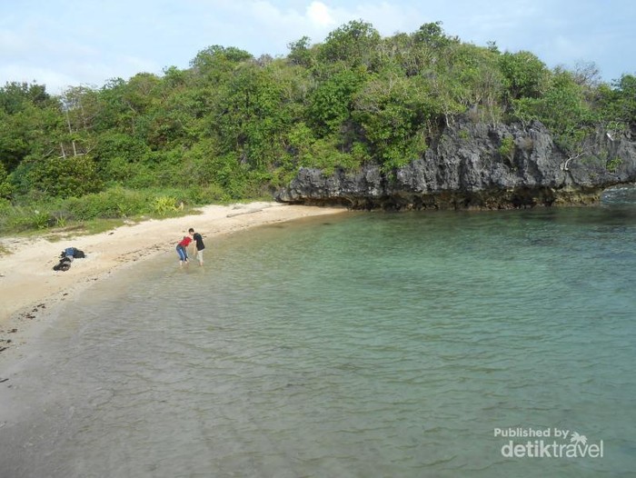 Bukan Cuma Semen, Gresik Punya Pantai Super Cantik