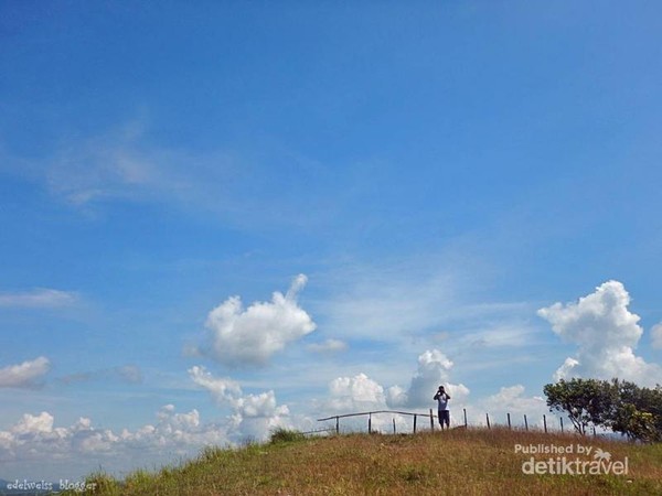 Datanglah ke Bukit Rimpi saat cuaca cerah, dijamin mendapatkan foto pemandangan yang indah. . Akses menuju objek wisata Bukit Rimpi tidak jauh dari jalan raya dan hanya memerlukan waktu 10-15 menit trekking dari kaki ke puncak Bukit Rimp