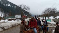 Keseruan teman-teman saat berkuda di Sonamarg