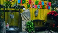 Hidden garden , memiliki ratusan jenis tanaman, juga berbagai pot bunga yang cantik  menarik.