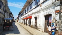 Calle Crissologo adalah pusat wisata di kota Vigan, disisi kanan dan kiri jalan terdapat bangunan-bangunan tua yang eksotis .