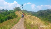 Padang ilalang dan jurang di kanan-kiri yang cukup hijau menjadi pemandangan di sepanjang jalan ini.