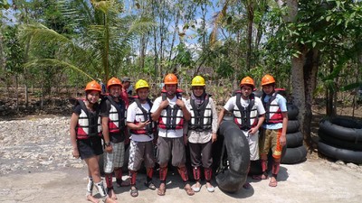 Byur! Asyiknya Cave Tubing di Kalisuci