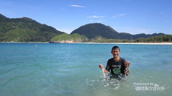 Byur! Nyemplung di Pantai Lampuuk, Aceh