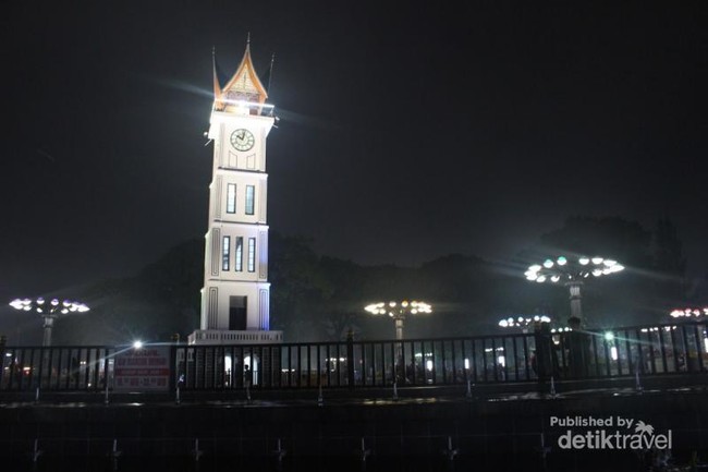 Cantiknya Jam Gadang Saat Malam Hari