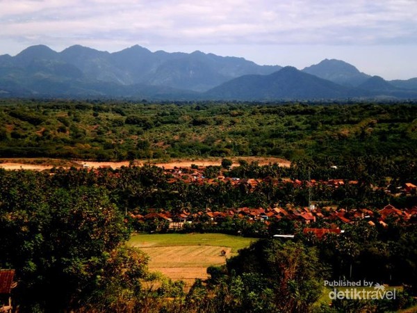 Kota Sumbawa Besar masih asri dengan pegunungan yang eksotis dan mengagumkan, walau udara di Sumbawa lebih panas, namun alam yang indah dapat mengalahkan rasa panas yang menerpa Kota Sumbawa Besar masih asri dengan pegunungan yang eksotis dan mengagumkan, walau udara di Sumbawa lebih panas, namun alam yang indah dapat mengalahkan rasa panas yang menerpa