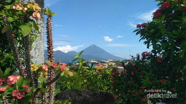 Cantiknya Kota Ternate Berlatar Gunung Gamalama
