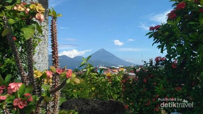 Cantiknya Kota Ternate Berlatar Gunung Gamalama