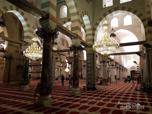 Bagian dalam dari Masjidil Aqsa, suasananya begitu tenang, dan nyaman. Cuaca di palestina juga bisa dibilang relatif dingin Bagian dalam dari Masjidil Aqsa, suasananya begitu tenang, dan nyaman. Cuaca di palestina juga bisa dibilang relatif dingin