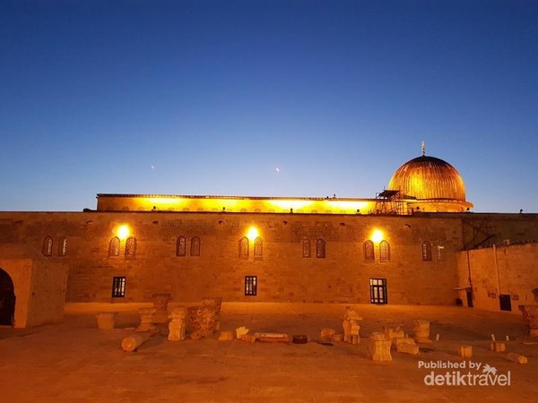Ini penampakan Masjidil Aqsa jika dilihat dari samping, saya mengambil foto ini setelah sholat shubuh, sangat indah Ini penampakan Masjidil Aqsa jika dilihat dari samping, saya mengambil foto ini setelah sholat shubuh, sangat indah