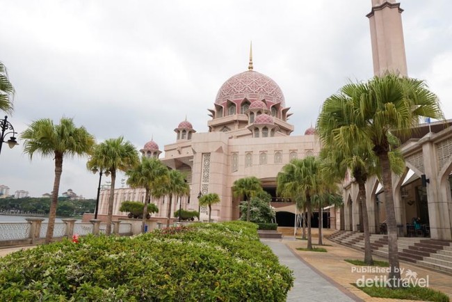 Cantiknya Masjid Pink Kebanggaan Malaysia