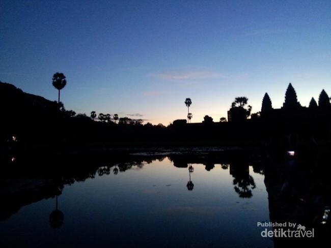 Cantiknya Sunrise Khas Indochina di Angkor Wat