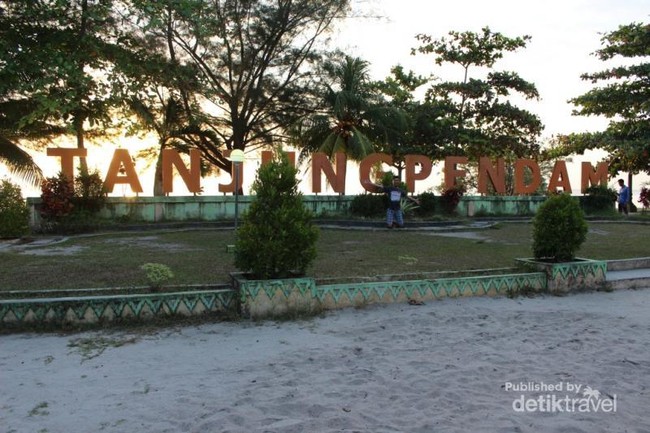 Cantiknya sunset di Tanjung Pendam