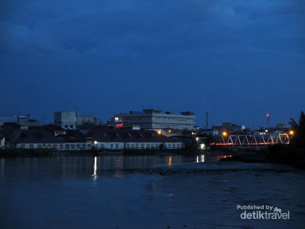 Dari cafe resto ini kita bisa melihat sisi indah kota Tanjung Balai dengan berbagai bangunannya yang sederhana dan diapit oleh Sungai Asahan dan Sungai Silau saat malam tiba Dari cafe resto ini kita bisa melihat sisi indah kota Tanjung Balai dengan berbagai bangunannya yang sederhana dan diapit oleh Sungai Asahan dan Sungai Silau saat malam tiba