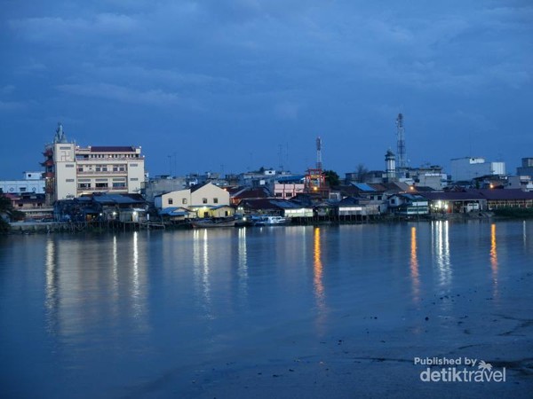 Pada saat malam, bangunan-bangunan Kota Tanjung Balai terlihat gemerlap