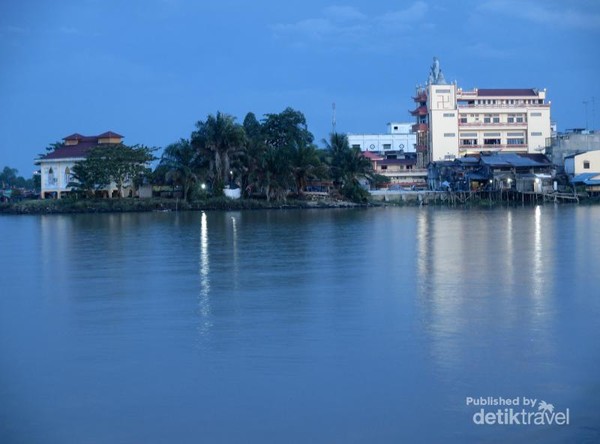 Cantiknya Tanjung Balai, Kota di Antara Dua Tepian Sungai