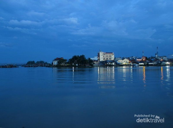 Kota Tanjung Balai adalah sebuah kota kecil di Sumatera Utara yang berada tepat di tepi aliran Sungai Asahan dan Sungai Silau Kota Tanjung Balai adalah sebuah kota kecil di Sumatera Utara yang berada tepat di tepi aliran Sungai Asahan dan Sungai Silau