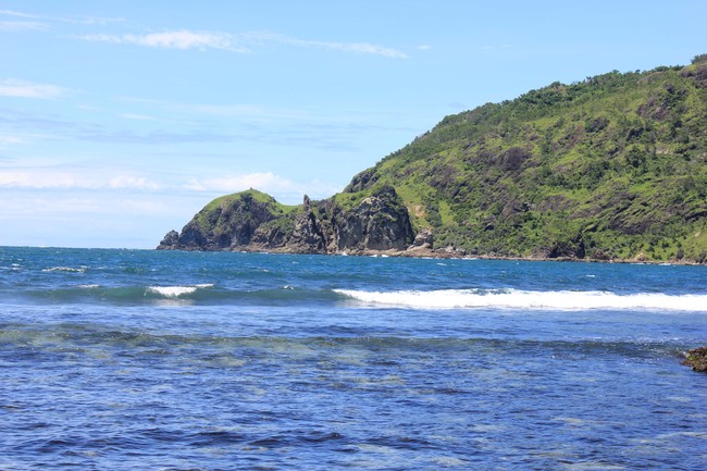 Deburan Ombak di Pantai Wediombo