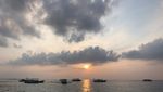 Di Maldives, Menikmati Sunset Asyiknya Sambil Yoga