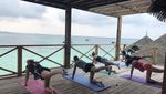 Di Maldives, Menikmati Sunset Asyiknya Sambil Yoga