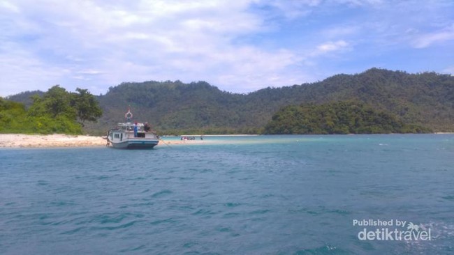 Dibikin Lupa Daratan oleh Pulau Sebuku Kecil Lampung
