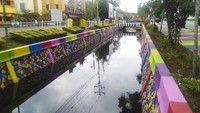 Pemanfaatan saluran parit sebagai kolam ikan.