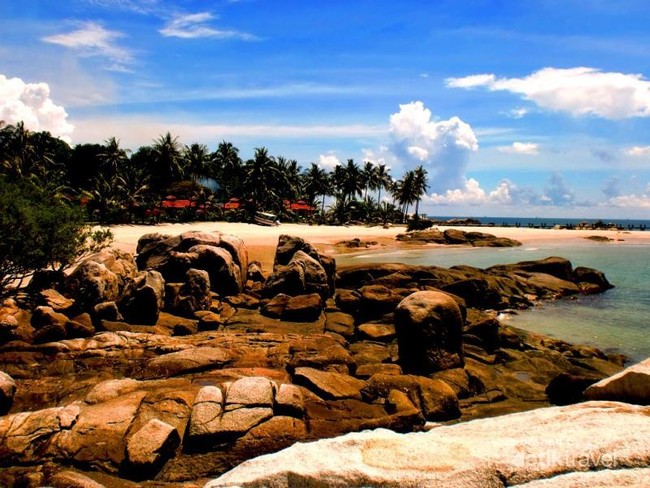 Eksotisme Pantai Parai di Timur Pulau Bangka