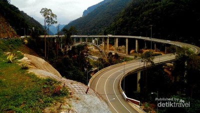 Eloknya Jembatan Kelok 9 di Sumatera Barat