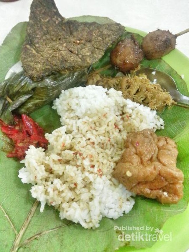 Enaknya Makan Nasi Jamblang Cirebon
