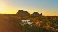 disini juga terdapat sebuah danau yang berada diantara perbukitan batu marmer