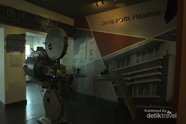 Hal pertama yanng mencuri perhatian ketika memasuki ruangan museum ini adalah sebuah proyektor film kuno berukuran besar. Hal pertama yanng mencuri perhatian ketika memasuki ruangan museum ini adalah sebuah proyektor film kuno berukuran besar.