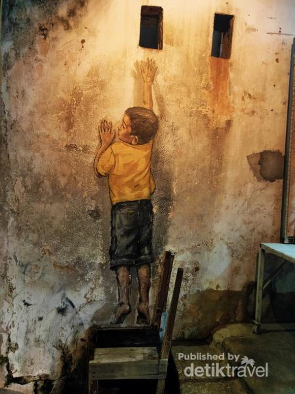 Lukisan anak yang naik ke atas kursi seakan ingin mengintip dari sebuah lubang di atasnya.