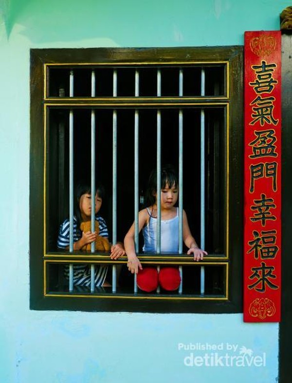 Foto terakhir ini bukan street art ya. 2 anak kecil yang sedang memandang ke arah luar jendela rumahnya di sebuah perkampungan TIonghoa.