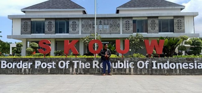 Foto: Berdiri di Perbatasan Indonesia-Papua Nugini
