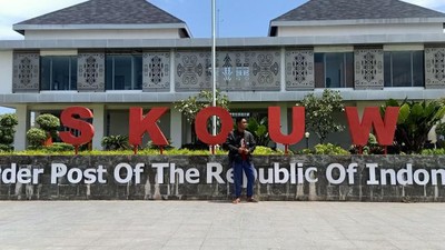 Foto: Berdiri di Perbatasan Indonesia-Papua Nugini